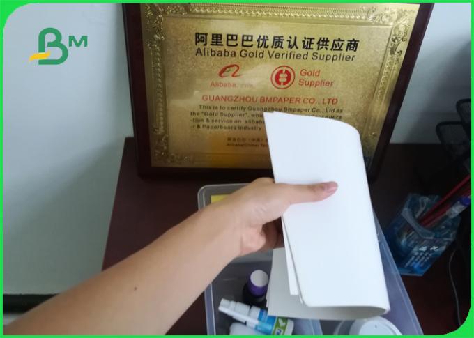 La pulpa de madera 100% de la Virgen 300g cubrió el papel de tablero de marfil blanco para la cubierta de libro
