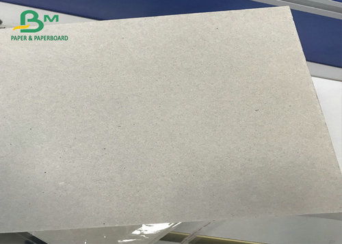 La pulpa reciclada papel medio acanalado echada a un lado doble sin recubrimiento laminó al tablero gris para la caja de embalaje