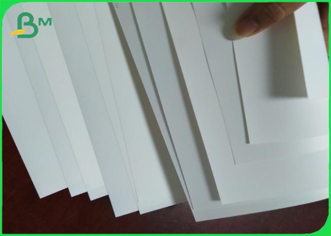 El papel sintético imprimible material 180um de las etiquetas de la ropa cubre doble y duro