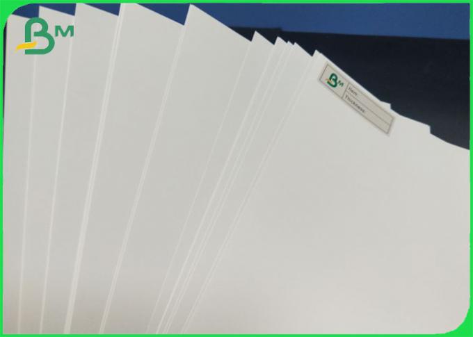Rollo de papel 125um/200um del sintético impermeable del ANIMAL DOMÉSTICO de la blancura para la etiqueta engomada adhesiva