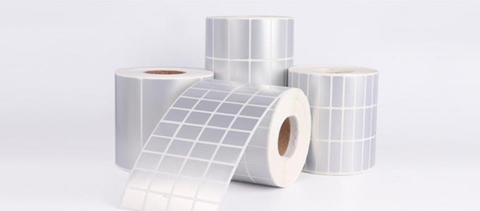 Rollo de papel 125um/200um del sintético impermeable del ANIMAL DOMÉSTICO de la blancura para la etiqueta engomada adhesiva