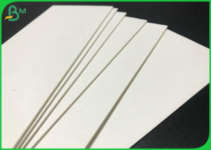 La Virgen 1m m gruesa documento del papel secante 0.4m m reduce las hojas blancas de la cartulina a pulpa para hacer el práctico de costa