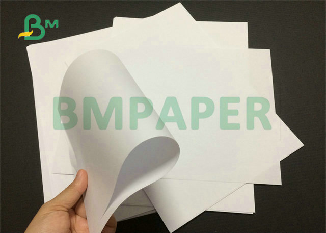 Hoja sin recubrimiento de madera natural del papel de la pulpa 70gsm 80gsm Woodfree del 100% para la impresión