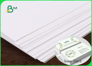 Cartulina blanca de marfil el 1.35MM el 1.5MM del papel de tablero del alto grueso del FSC y del ISO C1S para hacer la tarjeta de presentación