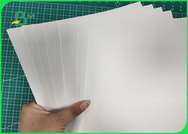 48gr el papel sin recubrimiento Rolls alisa la superficie para imprimir el periódico y llena bolsos