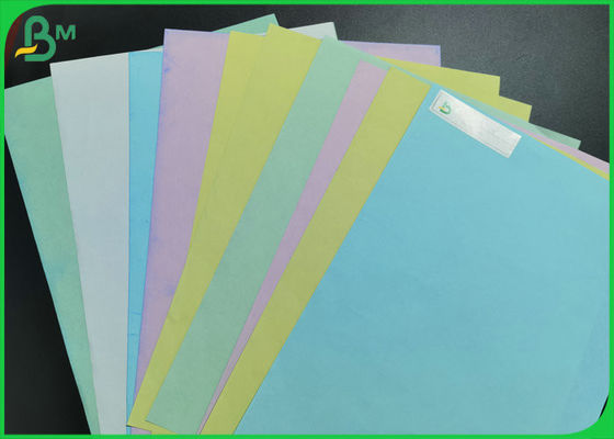 50gsm multicolor a 55gsm cubrió embalar sin carbono de las resmas del papel de la copiadora