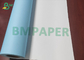 Solo modelo de papel echado a un lado del rollo del papel de la ingeniería del rollo del color azul
