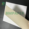 Superficie plana de papel recubierto de cartón blanco con fondo gris para filtro de calcetín