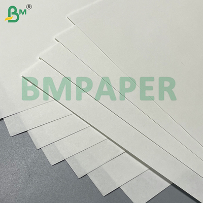 Papel Kraft blanco brillante de 90g a 100g de alta flexibilidad y rigidez para bolsas de transporte