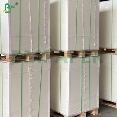 Superficie lisa Hojas de papel kraft de color marrón despojado para empacar flores
