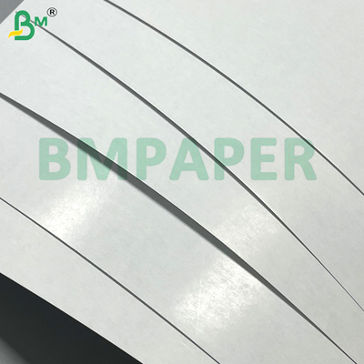 300 Gsm Papel de cartas de juego de alta rigidez de doble lado Blanco recubierto de núcleo negro 635 * 940mm para tarjeta Stratch