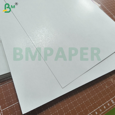 Tarjeta de juego de superficie brillante de doble cara con núcleo negro 310 Gsm