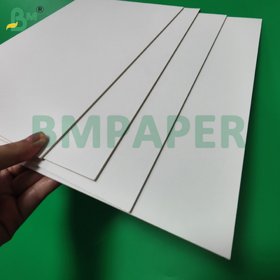Tabla de papel de exhibición hecha de pasta de madera blanca de 3 mm para señalización colgante 1220 x 2440 mm