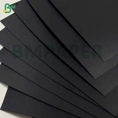 Papel Kraft negro mate liso de 80 g/m² bueno para plegar para bolsas de compras y embalaje de regalos