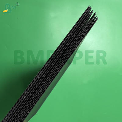 Cartón negro premium de 440 g/m² con flauta E, acabado mate sin recubrimiento en ambas caras