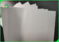 Rollo de papel aprobado FSC de Woodfree del blanco de 70g 80g para el folleto liso