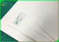 La Virgen 0.5m m gruesa documento del papel secante 0.4m m reduce las hojas blancas de la cartulina a pulpa para hacer el práctico de costa