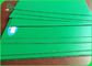 Las carpetas verdes laminadas brillantes laterales una documento la forma gruesa de la hoja de 1.0m m