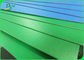 Las carpetas verdes laminadas brillantes laterales una documento la forma gruesa de la hoja de 1.0m m