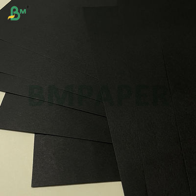 120 gramos  Hoja de papel negro de textura lisa y alta rigidez