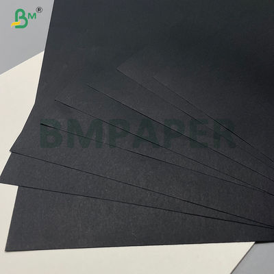120 gramos  Hoja de papel negro de textura lisa y alta rigidez