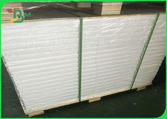 Papel sin recubrimiento de Woodfree de la alta blancura del FSC para el libro de ejercicio 60g - 180g